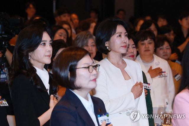 국기에 경례하는 김혜경 여사