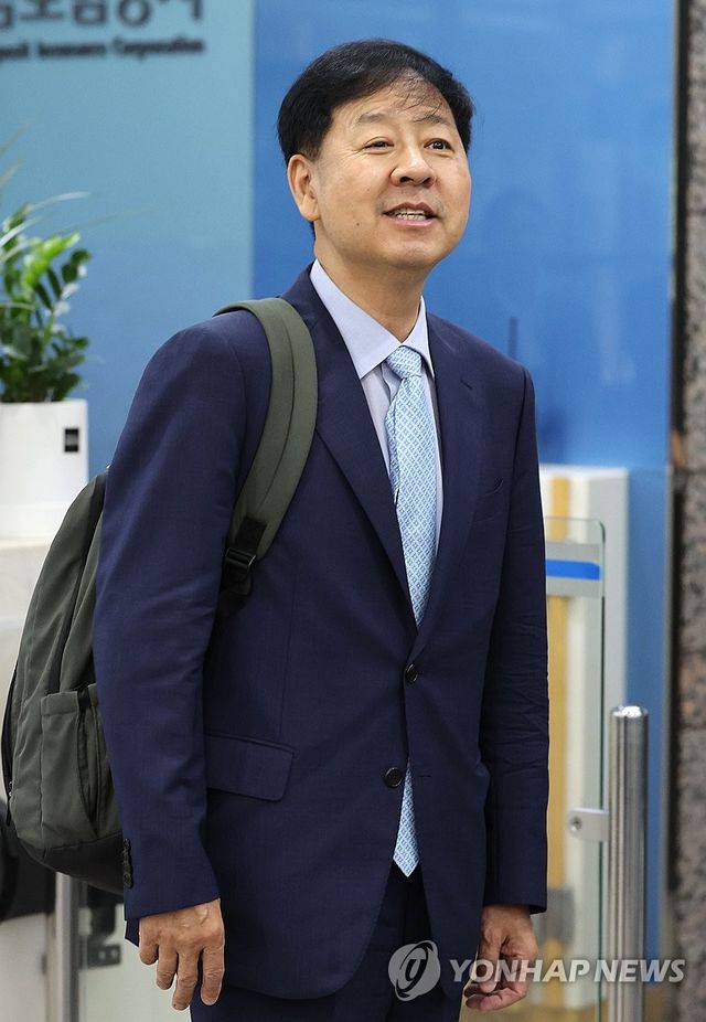 백팩 매고 출근하는 구윤철 후보자