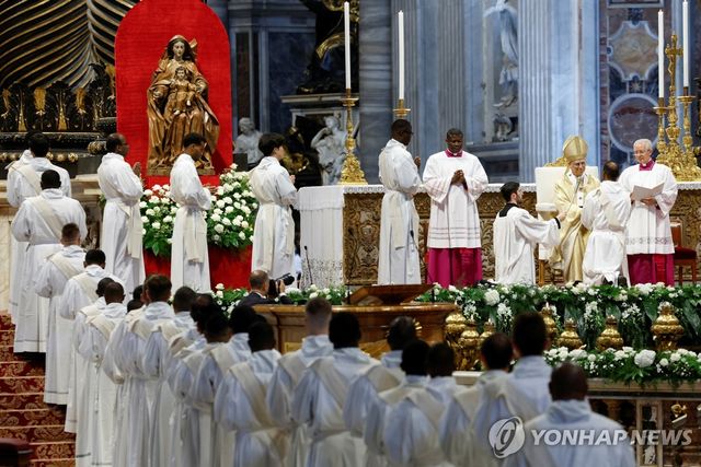 사제 서품식 하는 레오 14세 교황