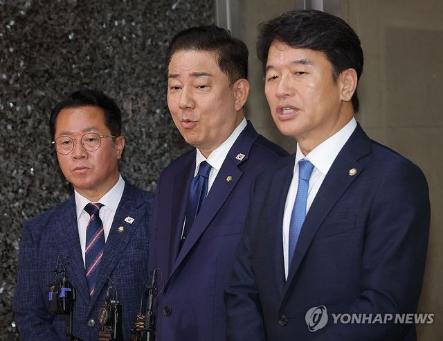 취재진 질문 답변하는 민주당 원내지도부