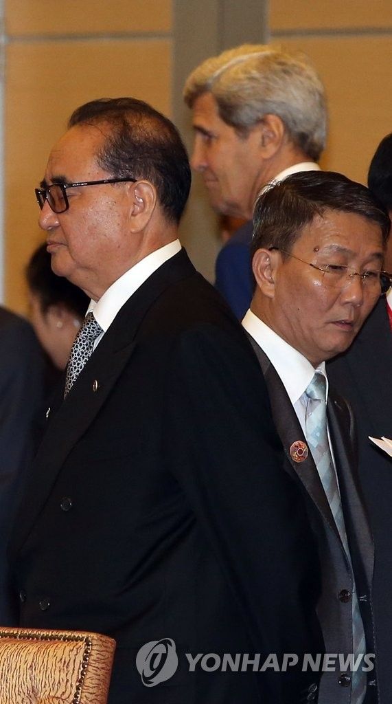 지난 2015년 ARF 당시 리수용 북한 외무상(앞쪽)과 존 케리 미국 국무장관