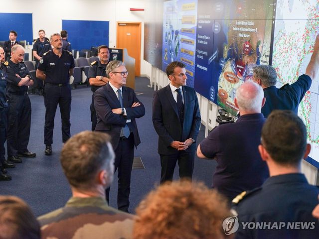 10일 노스우드 영국군 기지를 방문한 스타머 총리와 마크롱 대통령