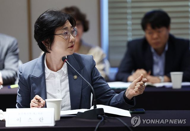 시민단체 질문에 답하는 이스란 차관