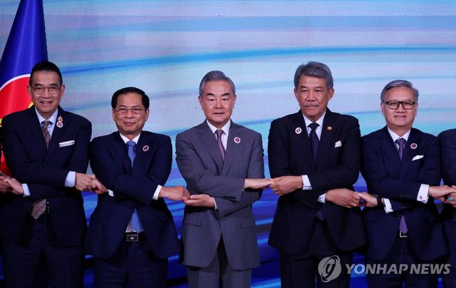 아세안 외교장관들 만난 왕이 중국 외교부장