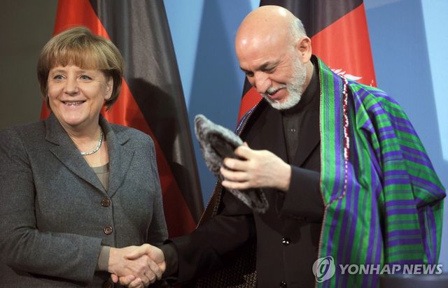 2011년 독일 방문한 하미드 카르자이 당시 아프가니스탄 대통령(오른쪽)과 앙겔라 메르켈 당시 독일 총리