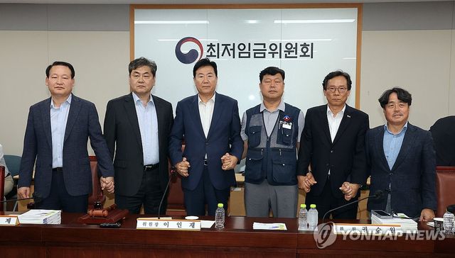 내년 최저임금 시간당 1만320원…17년만에 합의로 결정