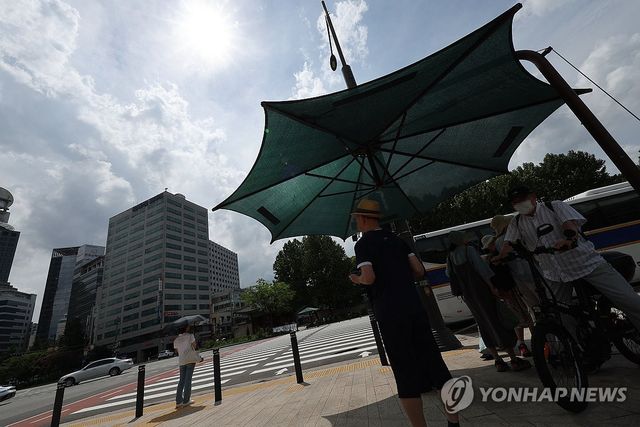 그늘막 아래로 모인 사람들