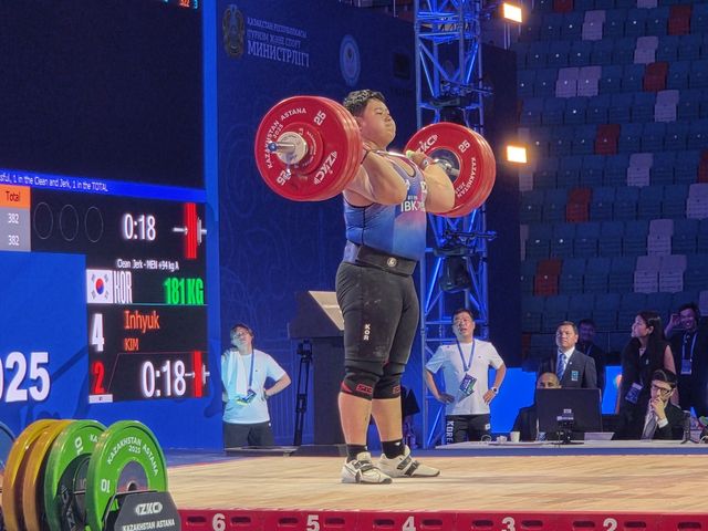 바벨을 드는 김인혁