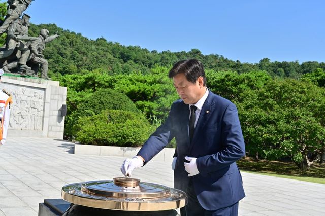 고 김대중 전 대통령 묘역 참배하는 황명선 의원