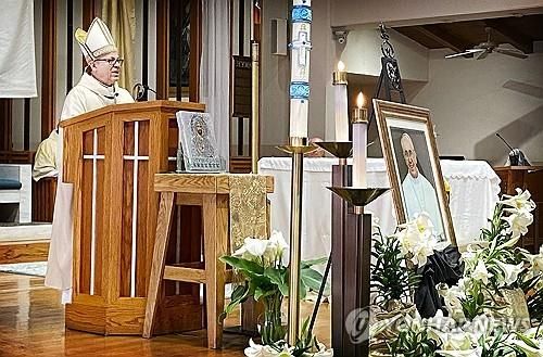 샌버너디노 교구장 알베르토 로하스 주교