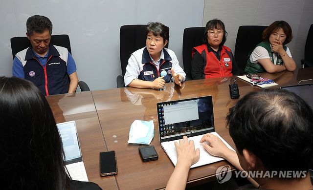 최저임금위원회 민주노총 위원들 퇴장