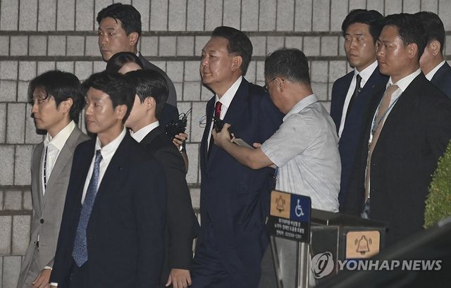 법정 나서는 윤석열 전 대통령