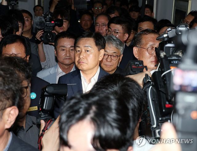 '통합 반대' 주민에 둘러싸인 김관영 전북도지사