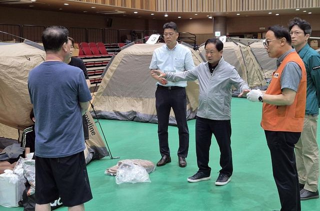 정전 피해 아파트 주민 대피소 찾은 남양주시장