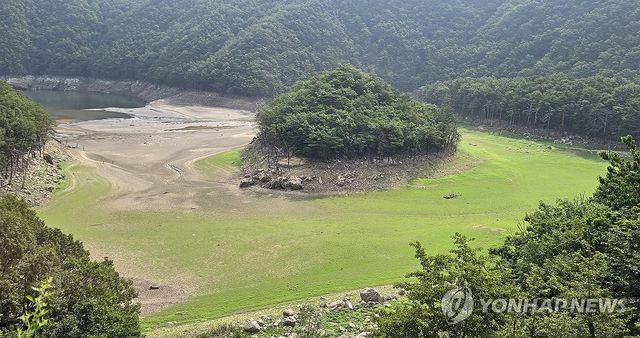 바닥 드러낸 강릉 식수원 오봉저수지 상류