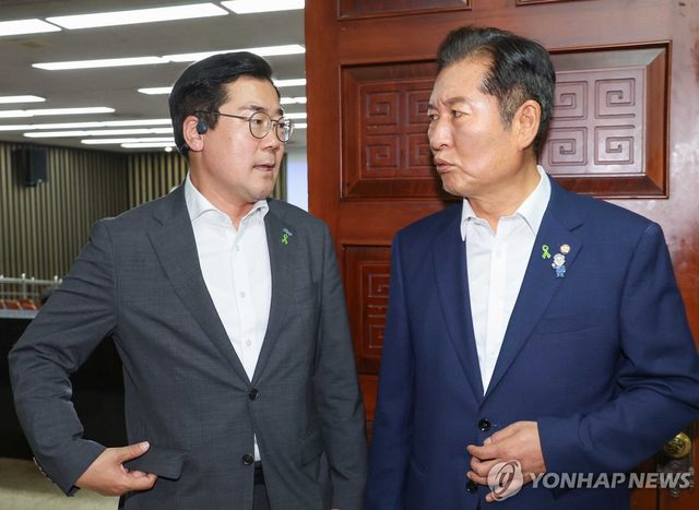 대화하는 정청래·박찬대 의원