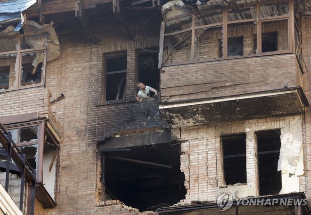 10일 드론 공습으로 부서진 키이우 건물