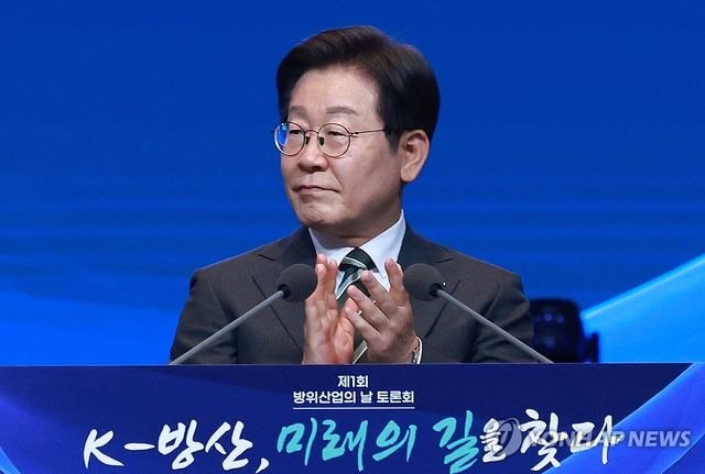 박수치는 이재명 대통령