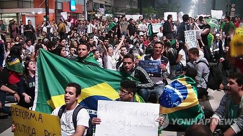 대중교통요금 인상에 반기해 시작된 2013년 브라질 시위 