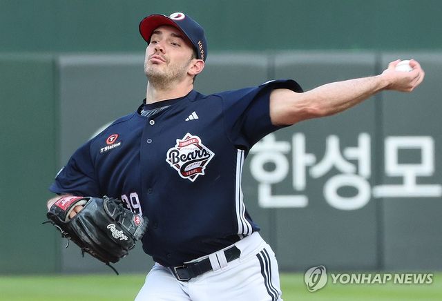 투구하는 두산 선발 잭로그