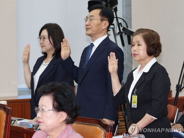 증인선서 하는 손효숙 리박스쿨 대표