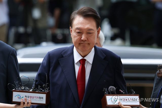 굳은 표정 윤석열 전 대통령