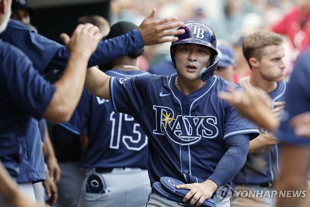 역전 득점을 올리고 동료 선수들의 축하를 받는 김하성