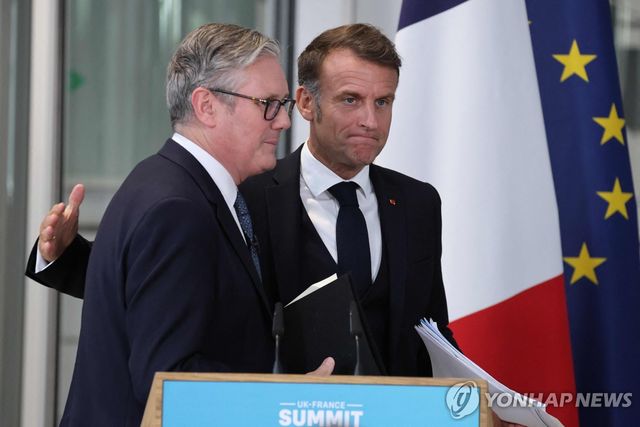 공동 기자회견 하는 스타머 총리(왼쪽)와 마크롱 대통령 