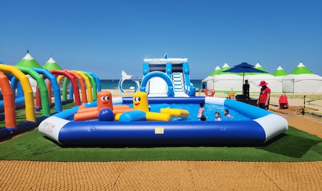 삼척해수욕장에 설치된 어린이 전용 물놀이시설