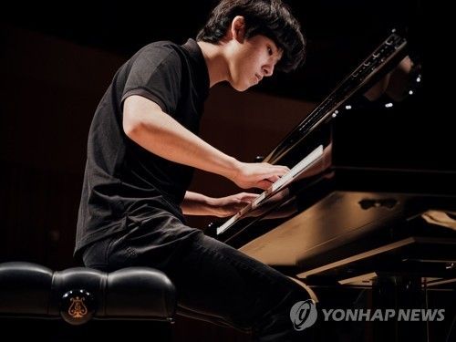 '바흐 스페셜' 공연 리허설 중인 피아니스트 임윤찬