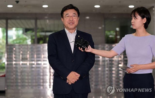 질문에 답하는 윤호중 행안부 장관 후보자