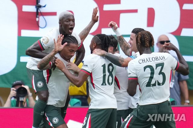 기뻐하는 첼시 선수단