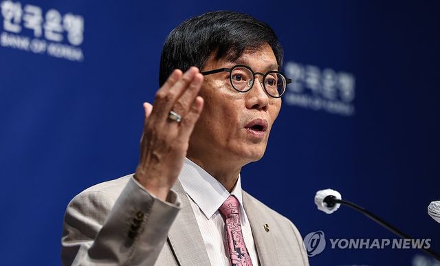 질문에 답하는 이창용 총재