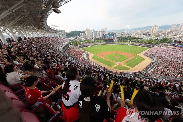 프로야구 전반기 최초 700만 관중 달성