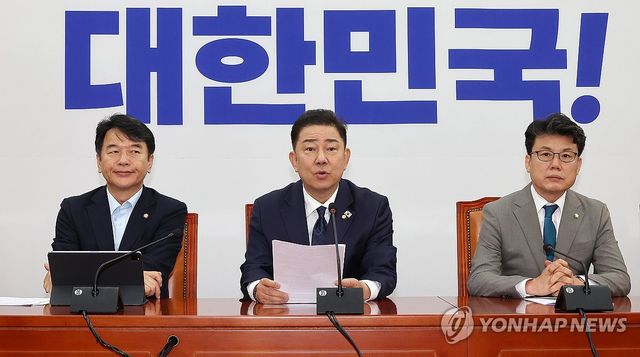 정책조정회의에서 발언하는 김병기 당 대표 직무대행