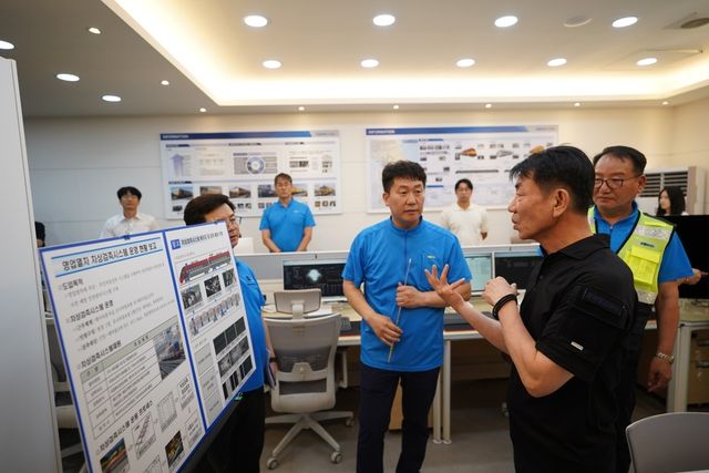 인공지능(AI) 유지보수 장비 점검하는 한문희 코레일 사장(오른쪽) 