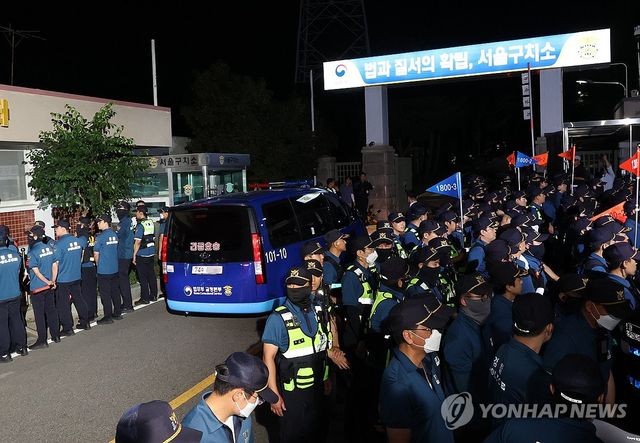 서울구치소 들어가는 윤 전 대통령 탑승 차량