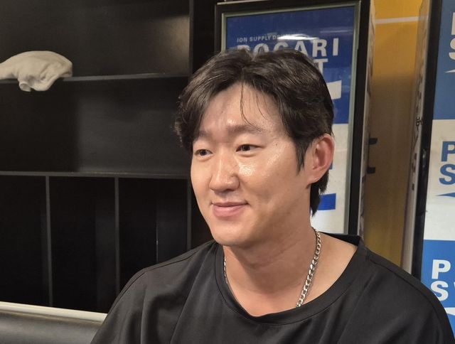 인터뷰하는 김민혁