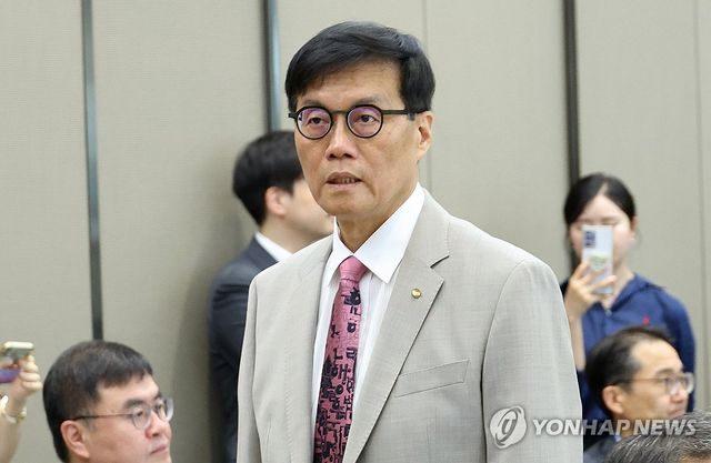 금통위 참석하는 이창용 총재