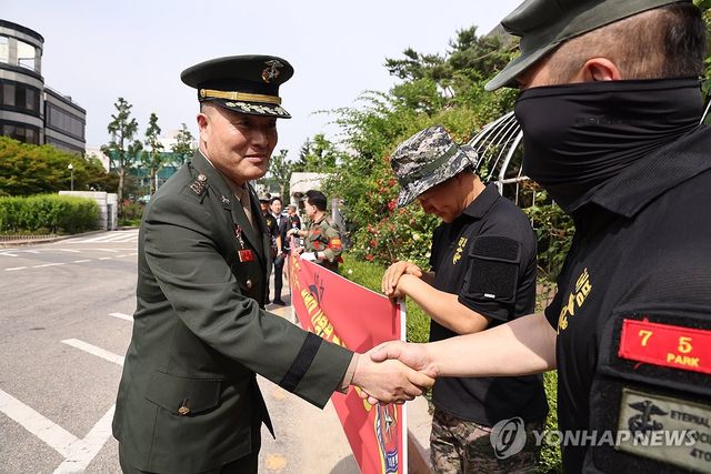 악수하는 박정훈 대령