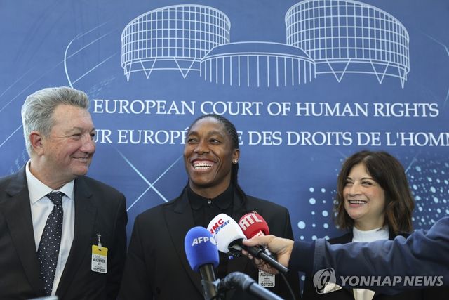 ECHR 판결 결과에 환하게 웃는 세메냐