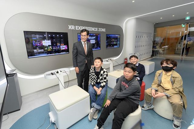 목동미래교육센터 XR 체험존에서 학생들과 함께한 이기재 구청장