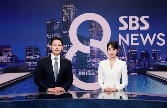 SBS 평일 '8뉴스'를 진행하는 사공성근 기자(좌)와 주시은 아나운서(우)