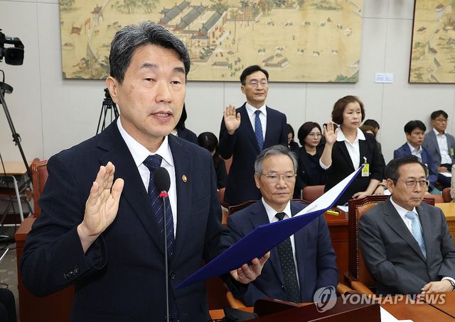 증인선서 하는 이주호 사회부총리 겸 교육부 장관
