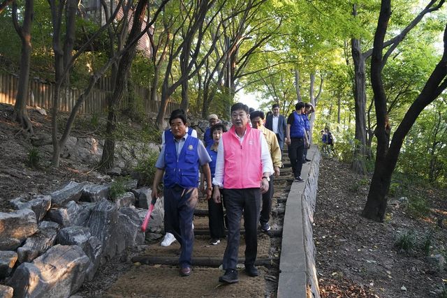 숭인근린공원 안전캠페인에 참석한 정문헌 종로구청장(앞줄 오른쪽)