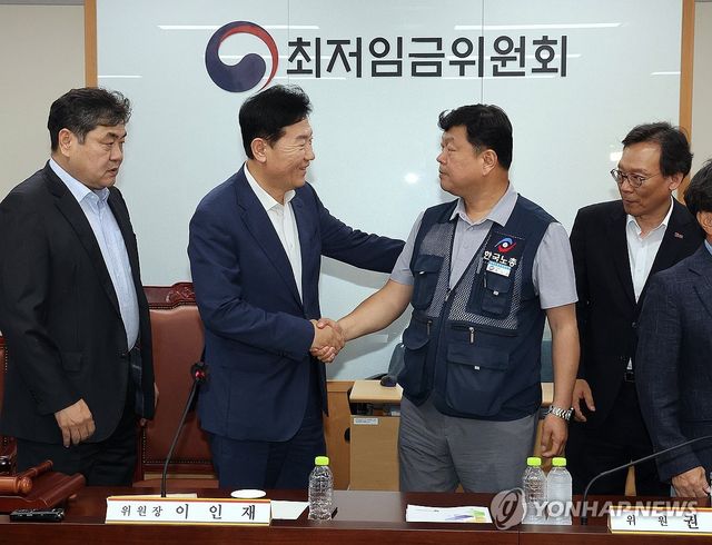 내년 최저임금 시간당 1만320원…17년만에 합의로 결정