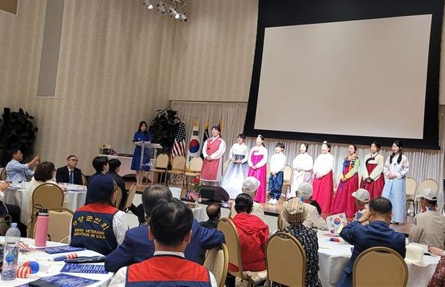 한국전쟁 75주년 기념식에서 '아리랑'을 합창하는 모습