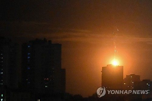 키이우 상공에서 격추되는 드론