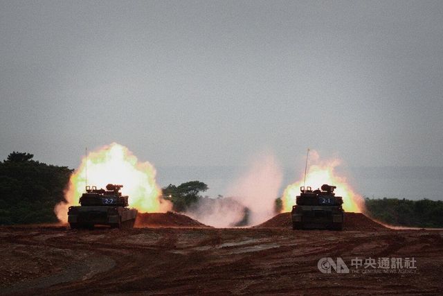 미제 M1A2T 전차의 실사격 훈련 모습