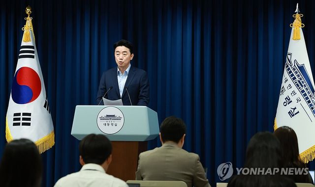 문체부-국토부 장관 인선 발표하는 강훈식 비서실장